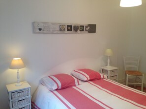 1 dormitorio, tabla de planchar con plancha, wifi y ropa de cama