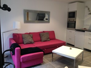 TV, DVD player, books, video library - Located in the inner city of Honfleur, with aspect of both town house and apt. (Honfleur)