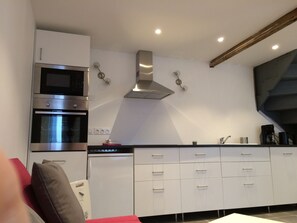 Frigorífico, microondas, horno y placa de cocina