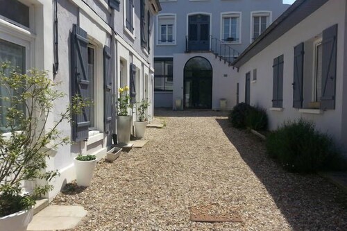 Located in the inner city of Honfleur, with aspect of both town house and apt.