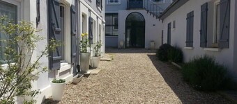 Located in the inner city of Honfleur, with aspect of both town house and apt.