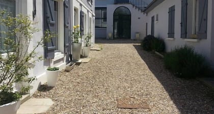 Located in the inner city of Honfleur, with aspect of both town house and apt.