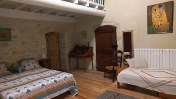 4 bedrooms, iron/ironing board, free WiFi, bed sheets