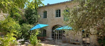 18th c. post house in Gard stone, sleeps 8 to 10. Exceptional