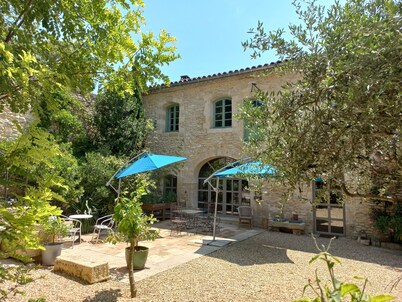18th c. post house in Gard stone, sleeps 8 to 10. Exceptional