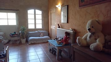 4 bedrooms, iron/ironing board, free WiFi, bed sheets
