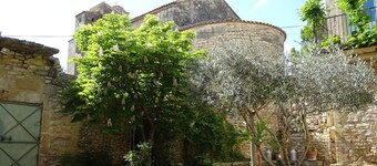 18th c. post house in Gard stone, sleeps 8 to 10. Exceptional