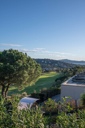 Property grounds - Charming, contemporary and comfortable villa with swimming pool. (Sainte-Maxime)