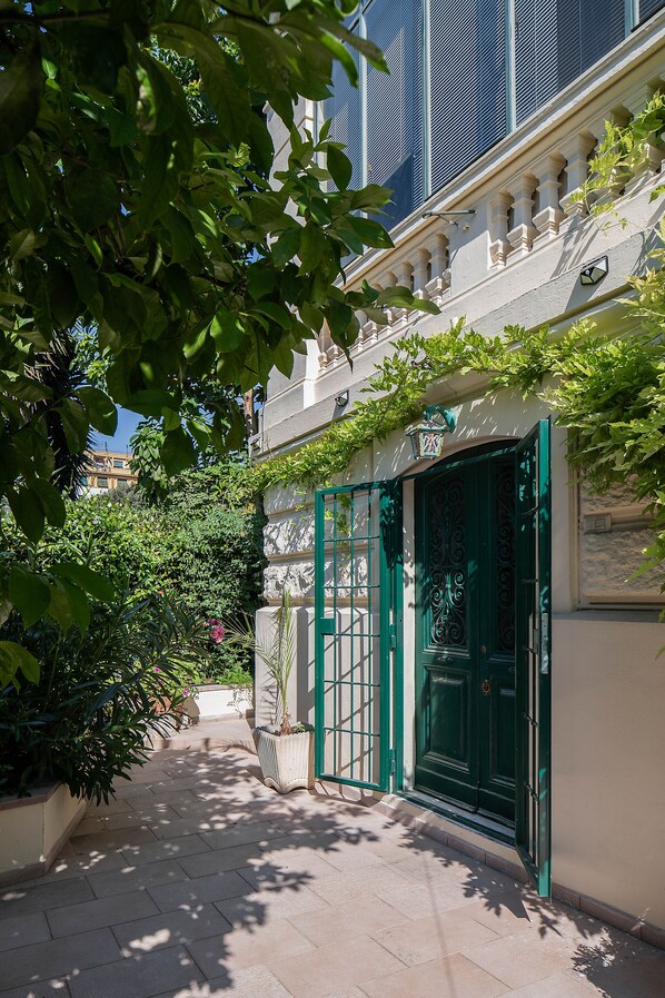 Exterior detail - Amazing villa in gardens Center Piazza Popolo / Spagna (Rome)