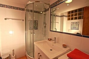 Combined shower/bathtub, hair dryer, bidet, towels - Amazing villa in gardens Center Piazza Popolo / Spagna (Rome)