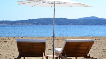 Vlak bij het strand, ligstoelen