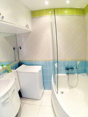 Combined shower/bathtub, hair dryer, towels, toilet paper - Peaceful seafront apartment on Corniche des Baux (Sanary-Sur-Mer)