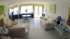 Smart-TV, DVD-Player, Bücher, Videothek