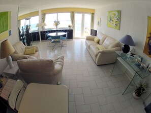Smart TV, DVD player, books, video library - Peaceful seafront apartment on Corniche des Baux (Sanary-Sur-Mer)