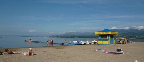 Una spiaggia nelle vicinanze