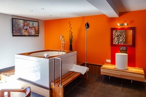 Spa - In Provence near the Luberon. Contemporary house with private heated pool (ALLEINS)