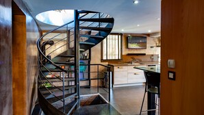 Una cocina moderna con estufa integrada, un lavamanos y una ventana con persianas.