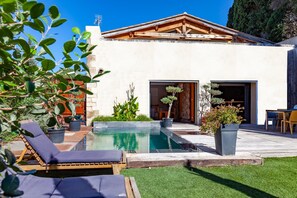 A modern house with a swimming pool, outdoor seating, and a well-maintained garden. - In Provence near the Luberon. Contemporary house with private heated pool (ALLEINS)