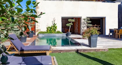 Provencessa lähellä Luberonia. Nykyaikainen talo oma lämmitetty uima-allas