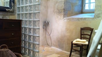 Ensemble douche/baignoire, sèche-cheveux, serviettes fournies, savon
