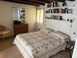 1 habitación, tabla de planchar con plancha, wifi gratis y ropa de cama 