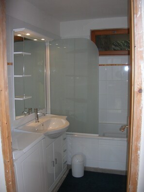 Badkar/dusch, hårtork, handdukar och tvål