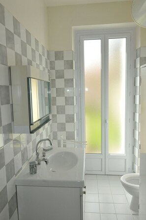 Haartrockner, Seife, Toilettenpapier