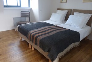 4 chambres, fer et planche à repasser, lit de bébé portatif