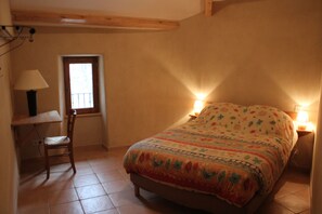 4 bedrooms, iron/ironing board, WiFi