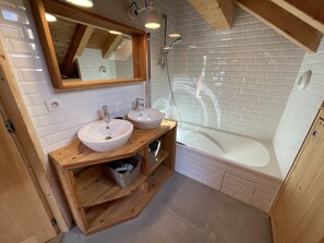 Badewanne, Haartrockner, Toilettenpapier
