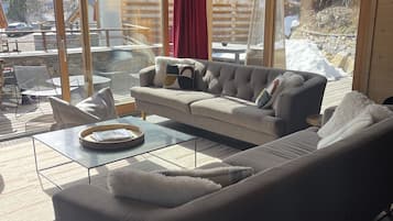 Smart TV, DVD player, books, stereo