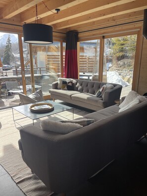 Smart TV, DVD player, books, stereo - 4-star chalet - Sleeps 13 - South-facing with view over Col du Galibier (Valloire)