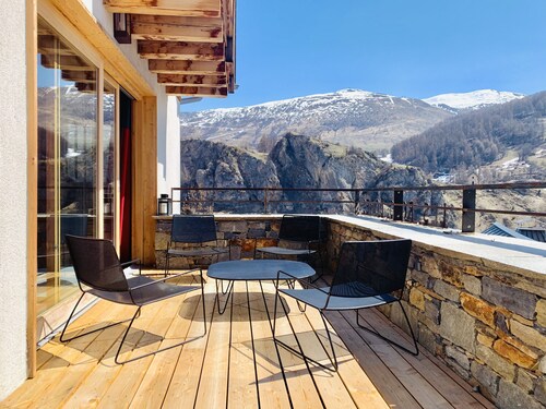 4-star chalet - Sleeps 13 - South-facing with view over Col du Galibier