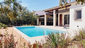 A swimming pool with a pergola and a covered patio area. - Villa with swimming pool not overlooked near the gulf of Saint-Tropez (Taradeau)