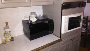 Een koelkast, een microgolfoven, een oven, een kookplaat