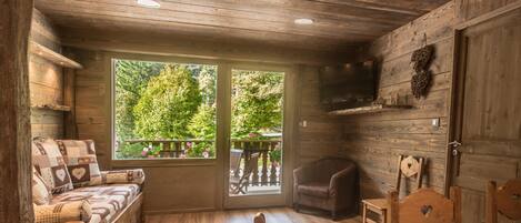 Tv, eldstad, bordsfotboll och ett bordtennisbord