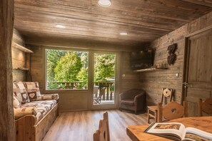 Televisión, chimenea, futbolito y tenis de mesa 