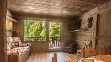 Televisión, chimenea, futbolito y tenis de mesa