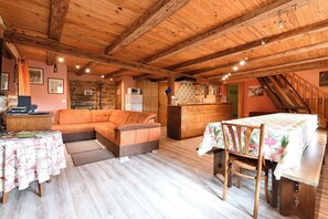 TV, DVD-spiller, bøker og stereoanlegg