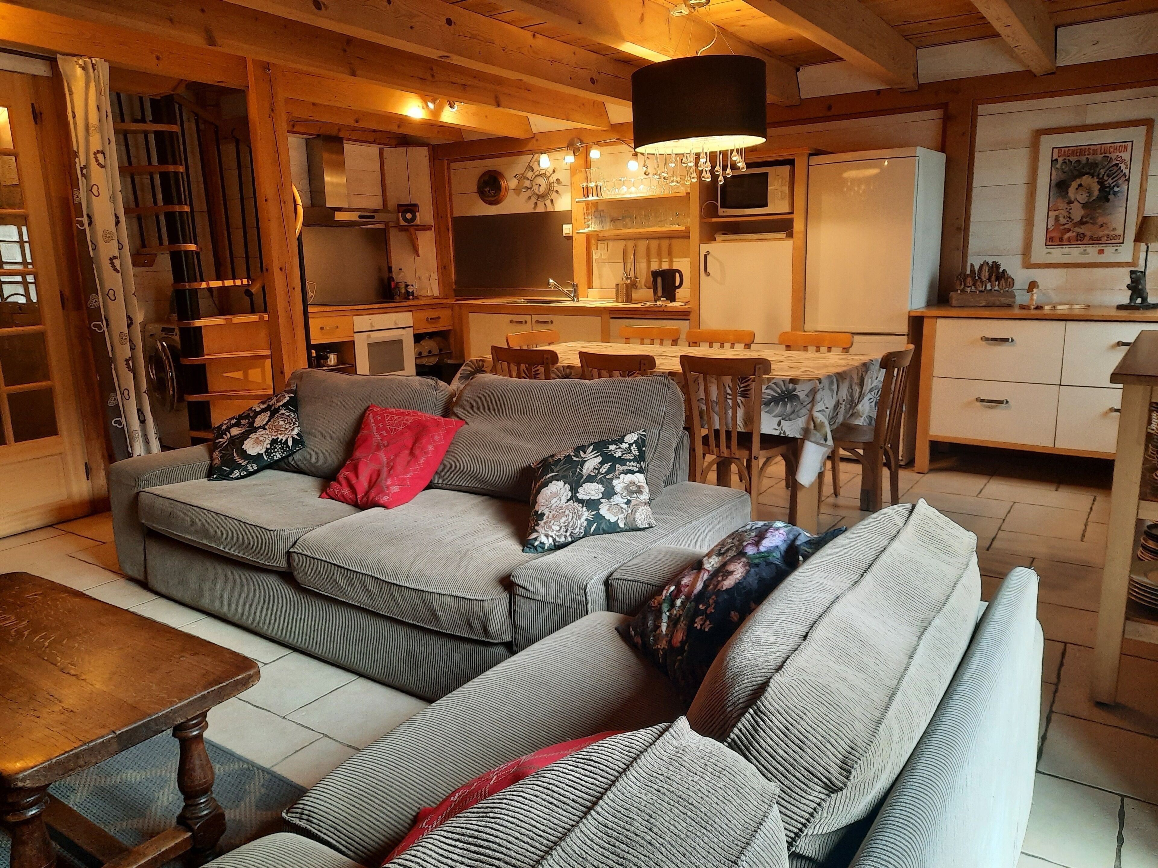 Télévision, cheminée, lecteur de DVD