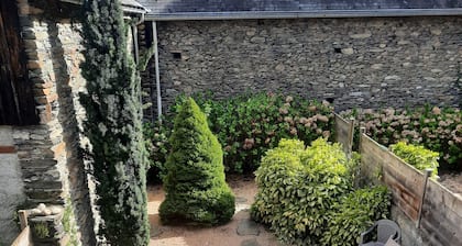 TYPICAL PYRENEAN CHALET BARN, ENCLOSED GARDEN, 5 MINS FROM LUCHON