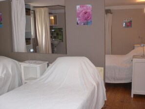 2 عدّة غرف نوم ومكواة/لوح كي وواي فاي وملاءات أسرّة