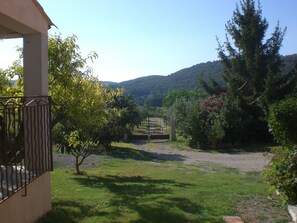 المنطقة المحيطة بالمنشأة