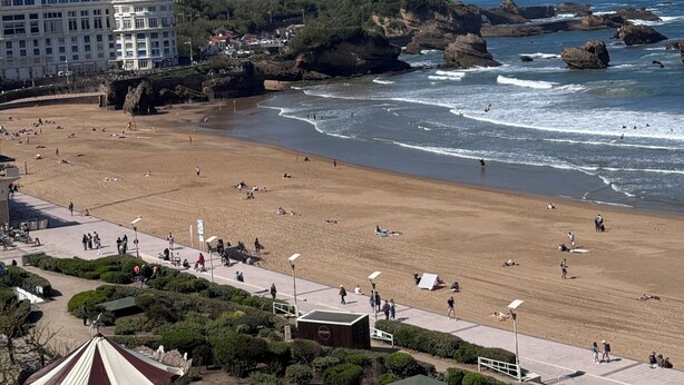A beach with a promenade, a carousel, and buildings in the background. - Apart 4 pers. with swimming pool and unbelievable view on ocean ! (Biarritz)