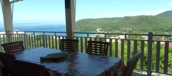 Villa located 400m from the village with breathtaking views of the beach and its pontoon