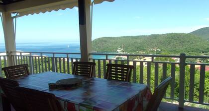 Villa located 400m from the village with breathtaking views of the beach and its pontoon