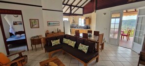 TV, books - Villa located 400m from the village with breathtaking views of the beach and its pontoon (LES ANSES D'ARLET)