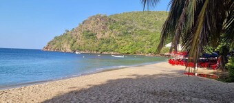 Villa located 400m from the village with breathtaking views of the beach and its pontoon