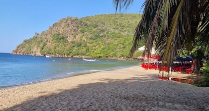 Villa located 400m from the village with breathtaking views of the beach and its pontoon