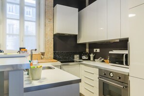 Een koelkast, een magnetron, een oven, een kookplaat